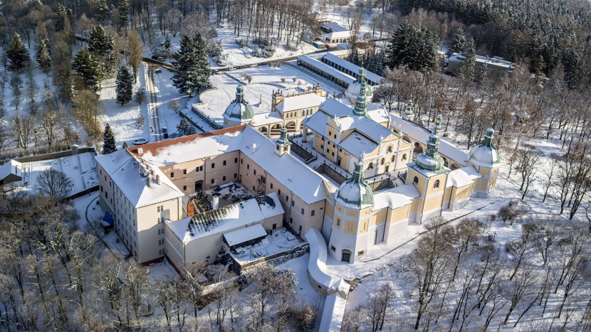 Zarůstající Svatá Hora: Příbram plánuje prořezání stromů kolem historické dominanty