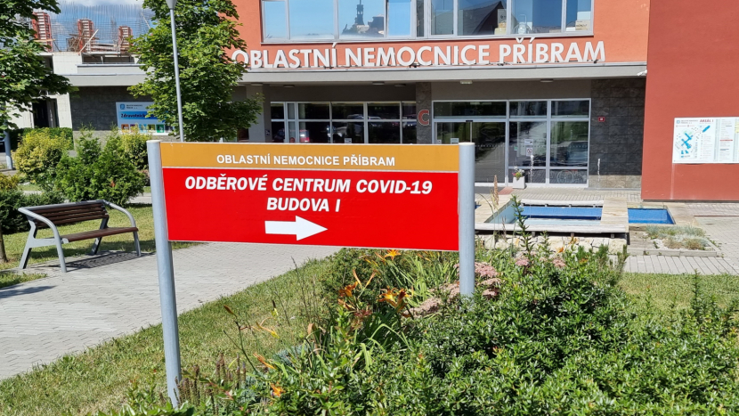 Covid v Česku ustupuje, klesá počet nákaz, pacientů i případů smrti