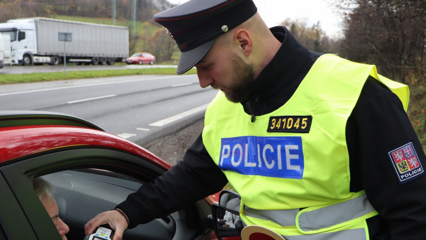 Policie kontrolovala bezpečnost dětí v autě. Padlo přes dvacet pokut, jeden případ jde ke správnímu řízení