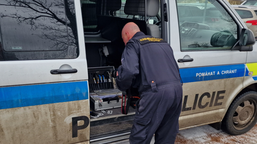 Trojici zlodějů při krádeži v Drásově zadržela až hrozba namířenou služební zbraní