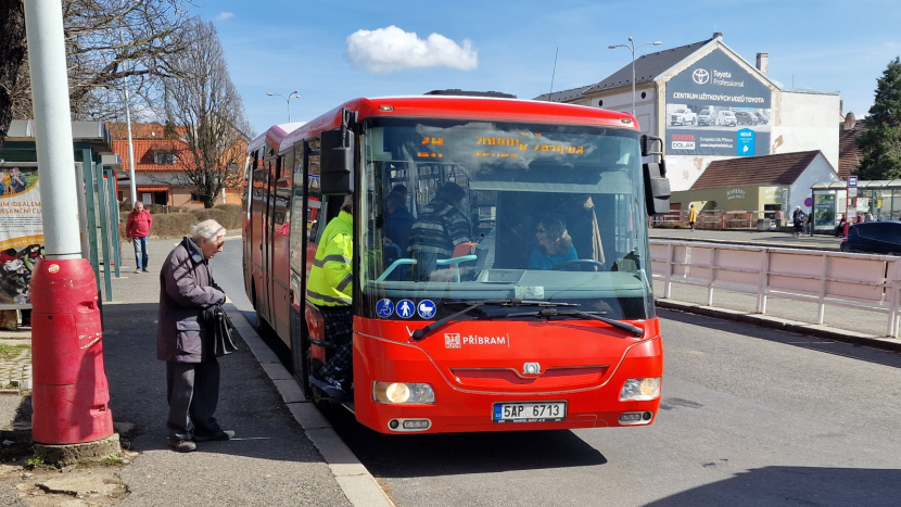 Středočeský kraj chce nástup všemi dveřmi do autobusů rozšířit na další linky