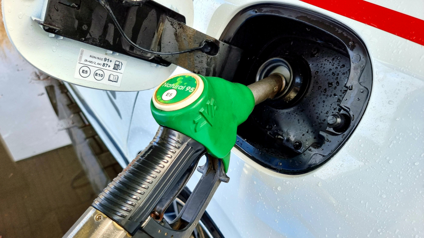 Během prvního týdne prázdnin nepatrně klesla cena benzinu