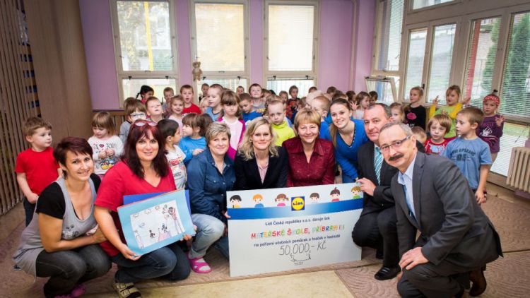 Lidl věnoval Mateřské škole v Jungmannově ulici dar ve výši 50.000 Kč