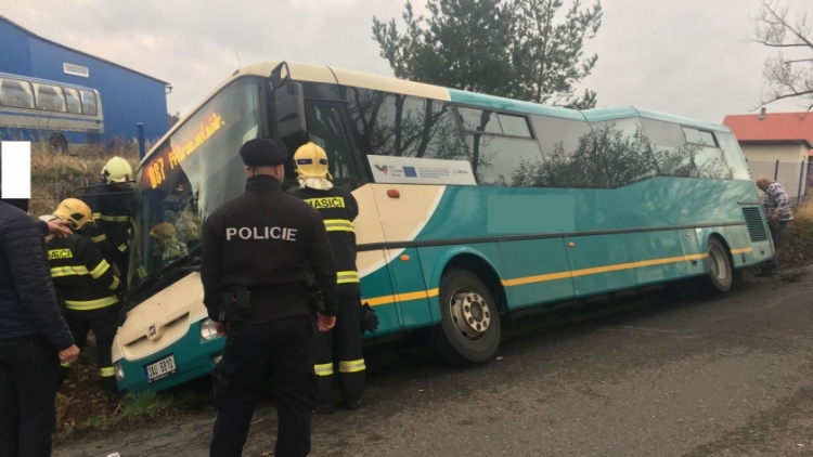 Aktuálně: V Žírovech "zaparkoval" autobus mimo komunikaci.
