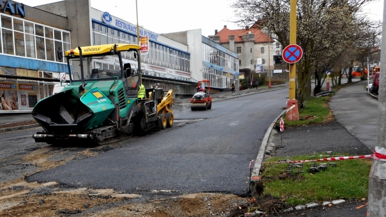 Plzeňská ulice dostává již nový asfaltový koberec