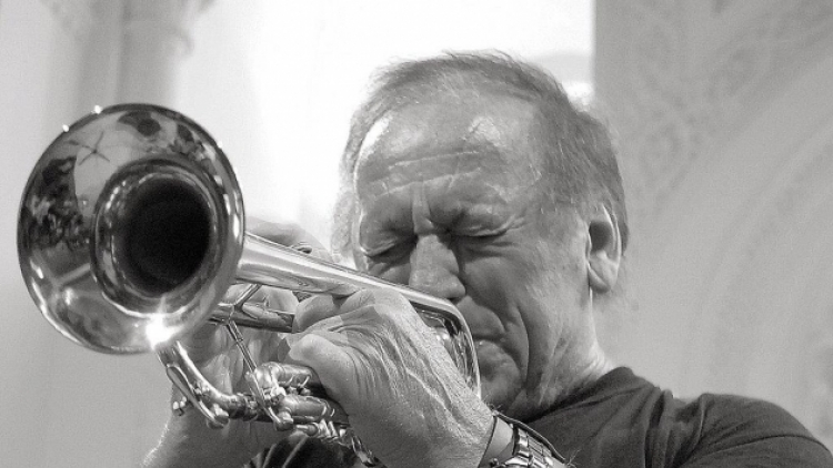 Jazzový trumpetista Laco Deczi míří do Příbrami