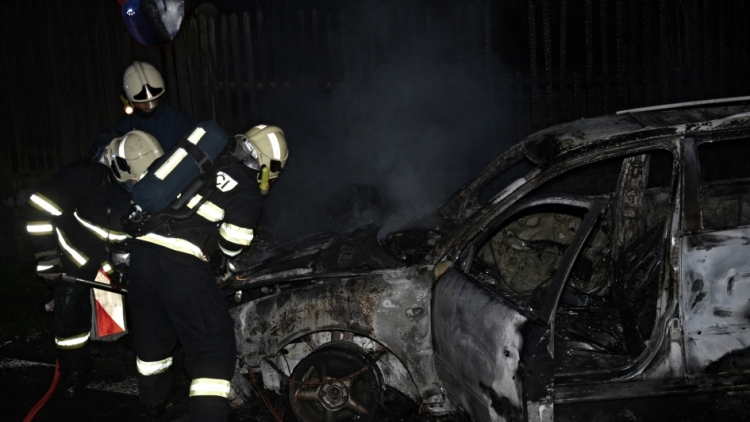 PRÁVĚ TEĎ: V obci Vranovice likvidují hasiči požár auta