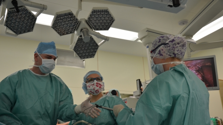 V Příbrami se provádí unikátní urologické operace, byli jsme při tom, račte s námi vstoupit na operační sál