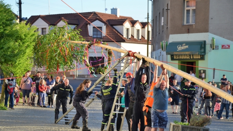 Po 15 letech stavěli březohorští hasiči májku bez pomoci jeřábu. Poté rozlícený dav ztrestal upálením na hranici dvě hříšnice
