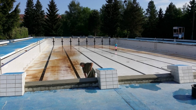 Bazén už se napouští, brána venkovního areálu se veřejnosti poprvé otevře 1. června