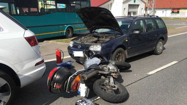 Aktuálně: Nehoda dvou vozů s motorkářem povolala veškeré složky IZS