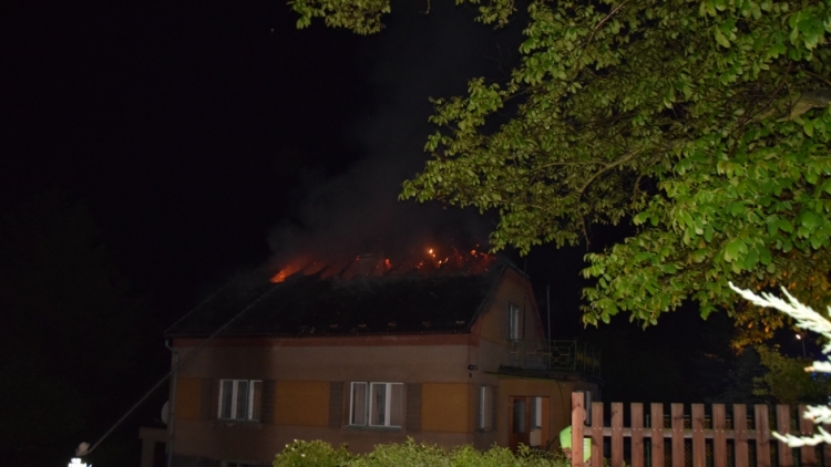 Blesk zapříčinil požár rodinného domu na Příbramsku, škoda je půl milionu korun