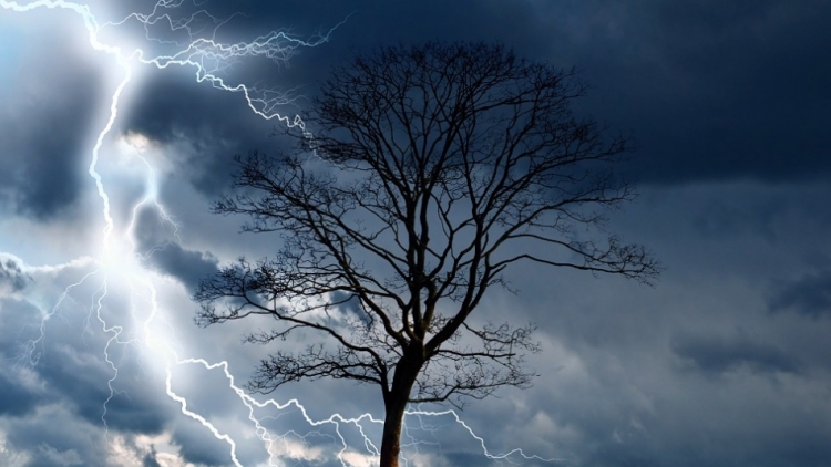 Výstraha meteorologů před bouřkami trvá