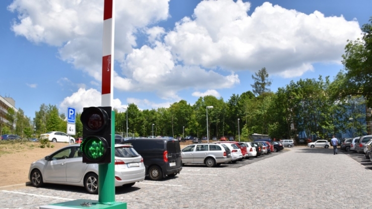 Parkoviště u nemocnice: parkování zdarma končí, od zítřka už budou muset řidiči zaplatit