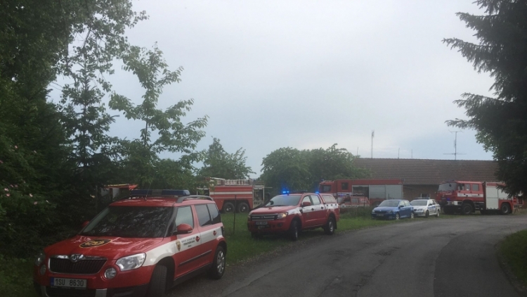 Aktuálně: Požár rodinného domu zaměstnává tři jednotky hasičů