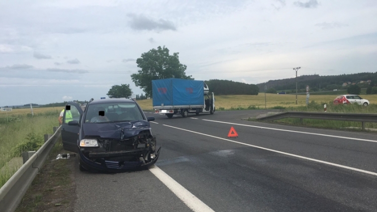 Aktuálně: Střet dodávky s osobním vozem komplikuje provoz u Skalky na Příbramsku