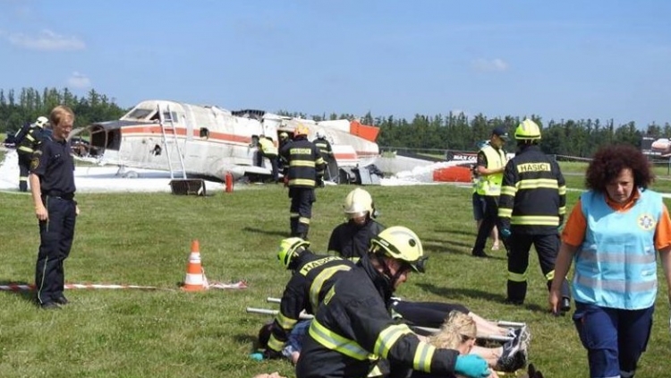 Cvičení: Záchranné složky vyprošťují v Dlouhé Lhotě zraněné z havarovaného letadla
