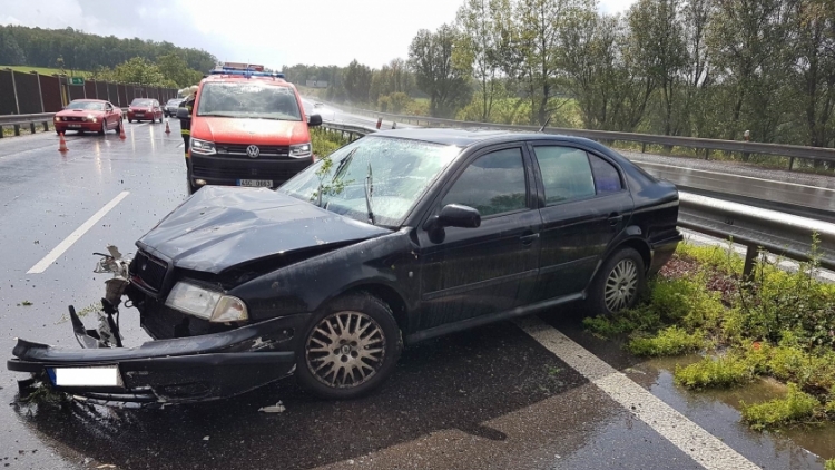 Aktuálně: Na mokré dálnici skončil osobní vůz ve svodidlech. Hned za ním došlo k další dopravní nehodě