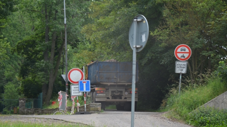 Od včera je uzavřena cesta kolem Nováku, ne všichni zákaz respektují