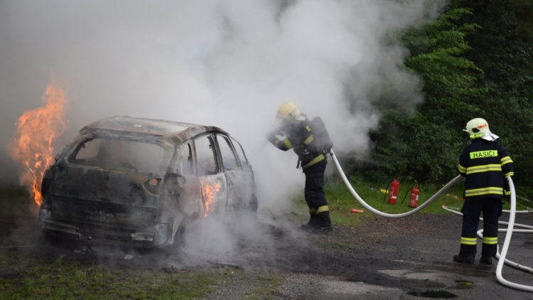 Hasiči zasahovali u požáru osobního vozidla