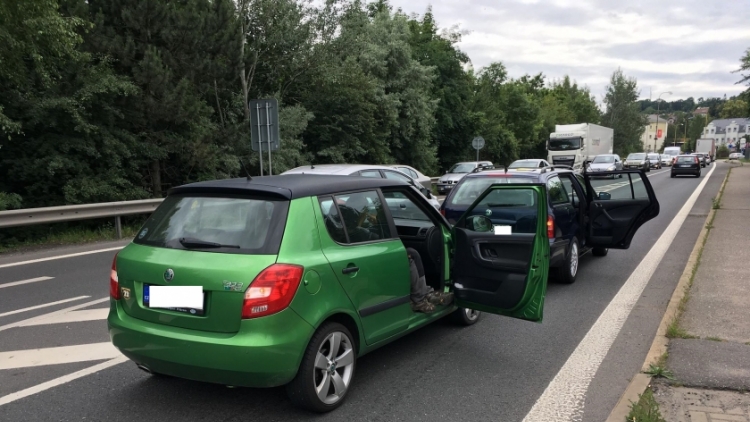 Právě teď: Střet dvou vozidel komplikuje průjezd po Evropské
