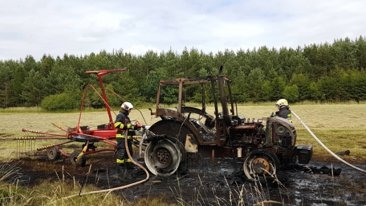 Právě teď: Požár traktoru v plném rozsahu zaměstnává hasiče