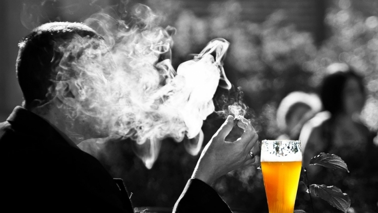 Průzkum: Jak po jednom roce vnímají lidé zákaz kouření v restauracích