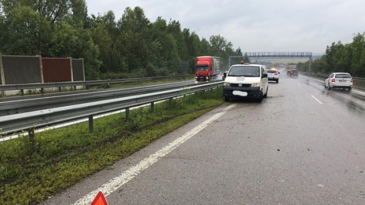 Pozor na dálnici D4 u Dobříše ve směru na Příbram, v levém pruhu stojí havarované vozidlo