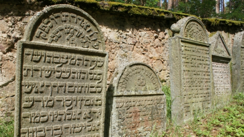 Na židovském hřbitově u Radobylu se nacházejí tak staré náhrobky, že svojí existencí sahají až do roku 1680
