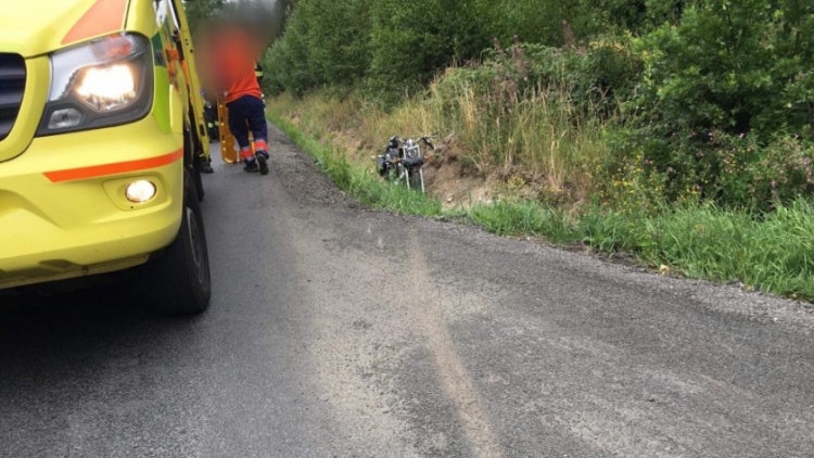 Aktuálně: Po havárii motorkáře zasahují záchranné složky