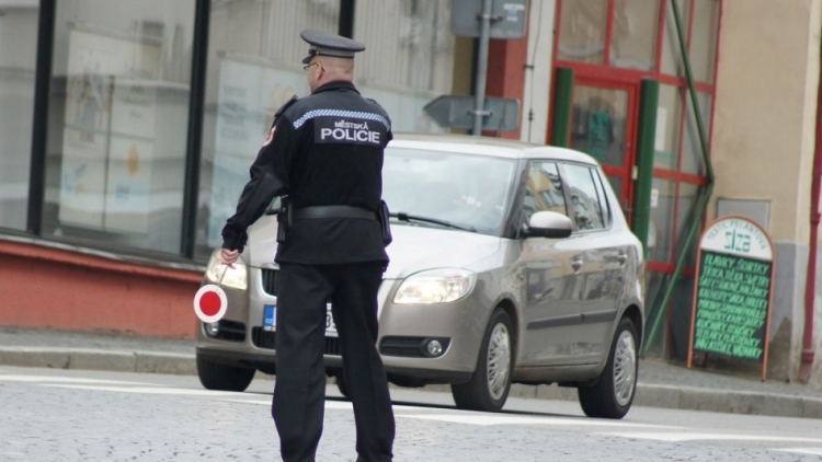 Městská policie se občas setkává i s vulgarismy, usvědčit hrubiána může pomocí minikamery