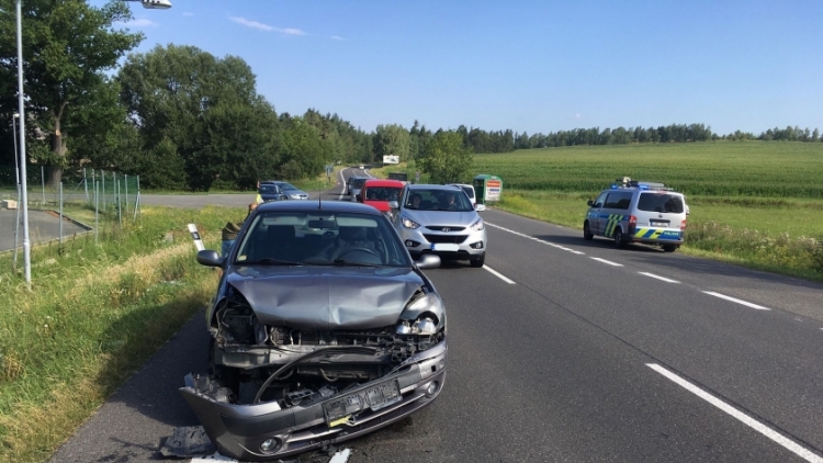 Nehoda dvou osobních aut zkomplikovala provoz z Příbrami směrem na Milín