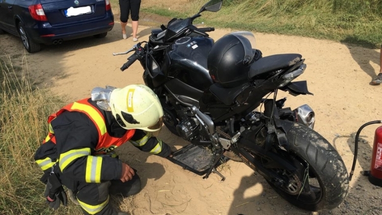 Motorkář nezvládl předjíždění a skončil se zraněním v příkopu