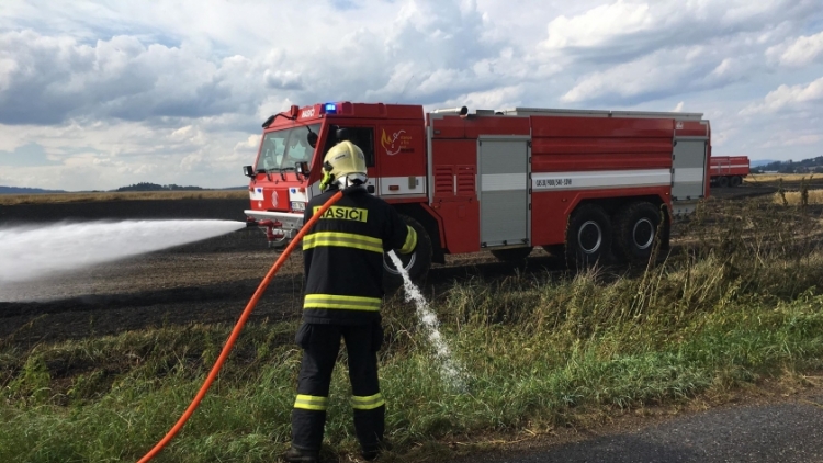 Aktuálně: Požár pole zaměstnává šest jednotek hasičů