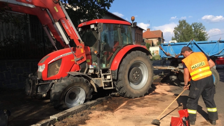 Aktuálně: Masivní únik nafty po dopravní nehodě traktoru likvidují hasiči v Březnici