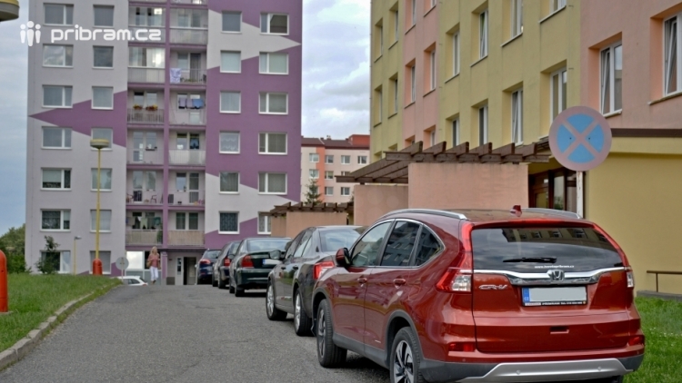 Parkování na Drkolnově: Koncem srpna dojde k setkání města s občany přímo na místě