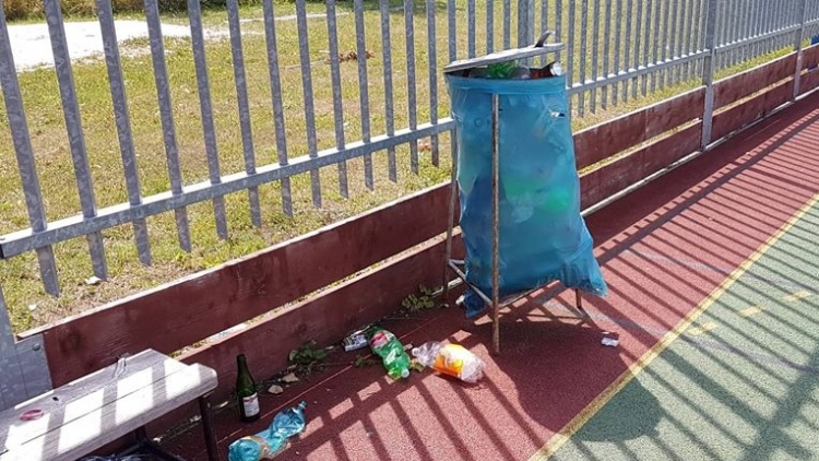 Hřiště u základní školy v ulici Bratří Čapků se pomalu mění ve skládku odpadu