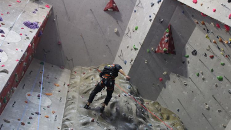 Dobrovolní hasiči cvičili na lezecké stěně v Praze