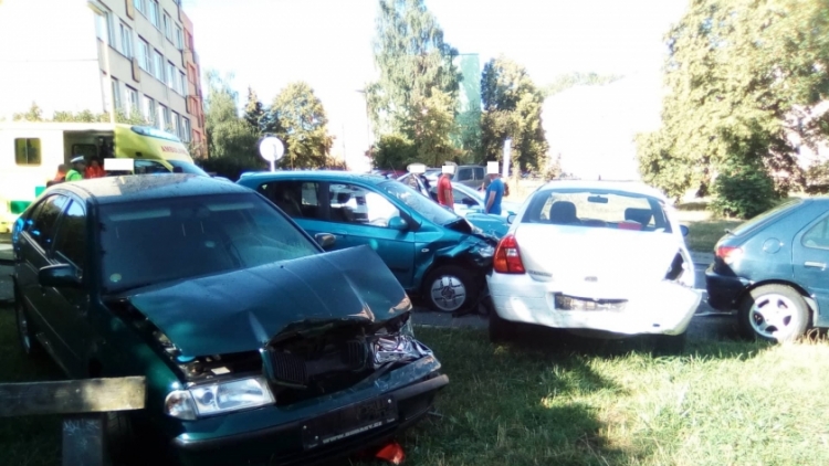 Aktuálně: Silně opilý muž bez řidičáku naboural do zaparkovaných aut