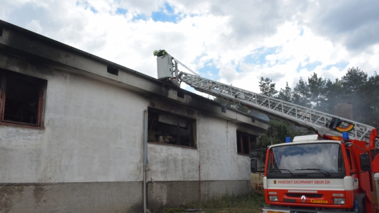 Aktuálně: Sedm jednotek hasičů likviduje požár zemědělské budovy na Sedlčansku