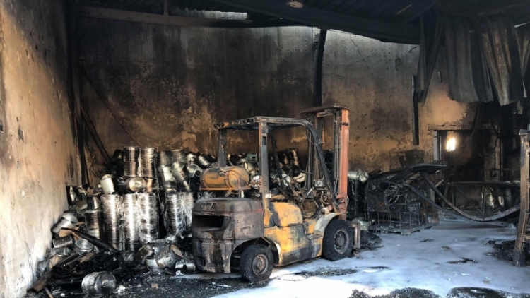 On-line: Na místě požáru výrobní haly Ravak stále zasahují hasiči