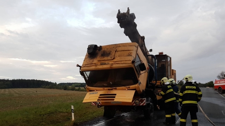AKTUÁLNĚ: Ranní dopravu na Příbram blokuje požár pracovního stroje