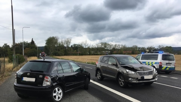 Nehoda dvou osobních vozidel komplikuje dopravu ve Věšíně