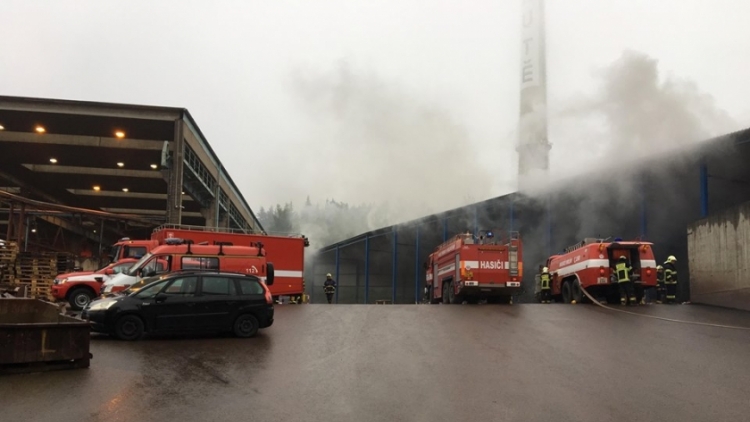 AKTUÁLNĚ: V příbramských Kovohutích hoří, na místě zasahuje několik hasičských jednotek