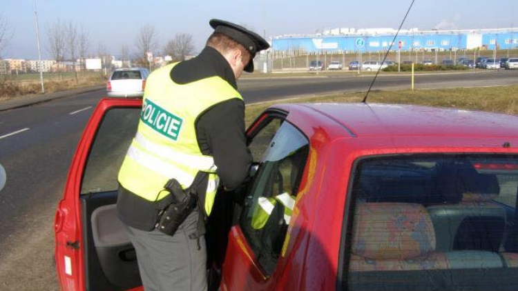 Zfetovaný řidič se zákazem řízení najel do policistů, kteří ho zastavovali