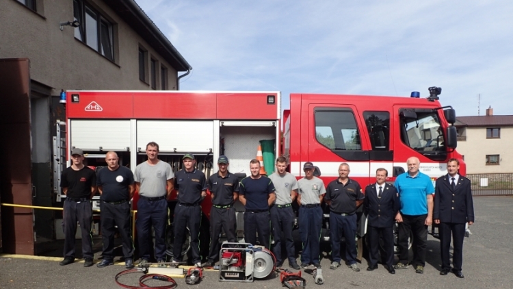 Dobrovolní hasiči z Dobříše dostali hydraulickou vyprošťovací sadu