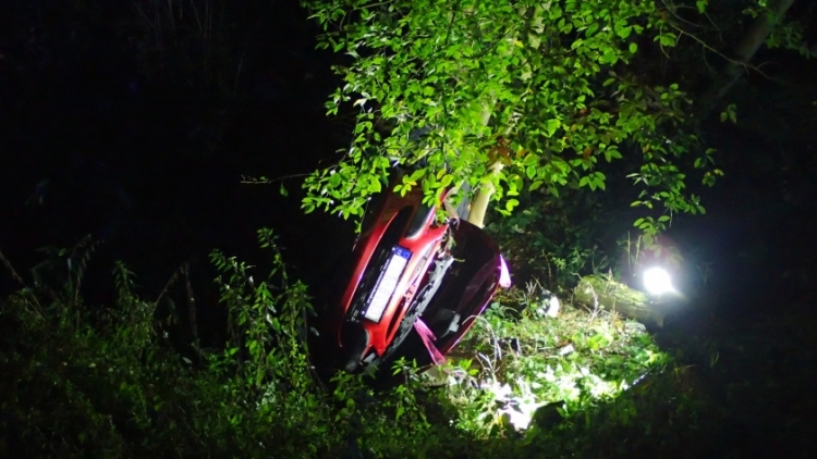 Dva řidiči na Příbramsku skončili svou noční jízdu nárazem do stromu. V obou případech putovali zranění do nemocnice
