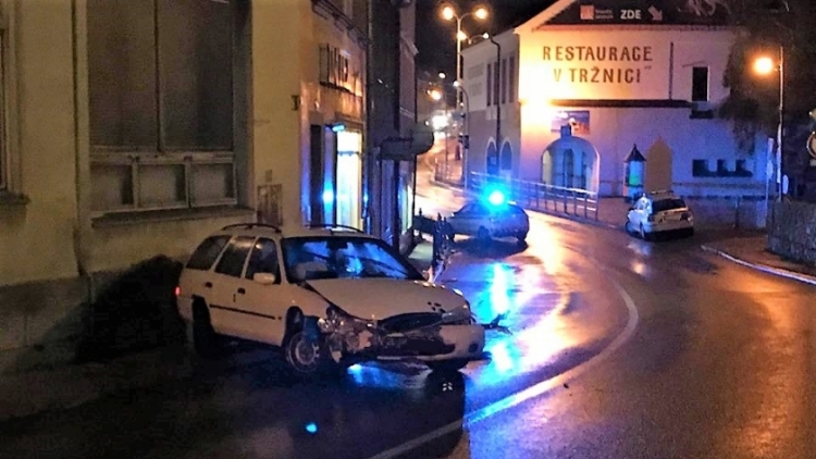 AKTUÁLNĚ: Auto v centru Příbrami narazilo do zdi