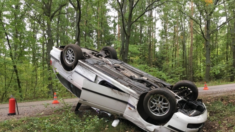 Aktuálně: Nárazem do stromu a přetočeným vozidlem na střechu ukončil řidič jízdu na Příbramsku
