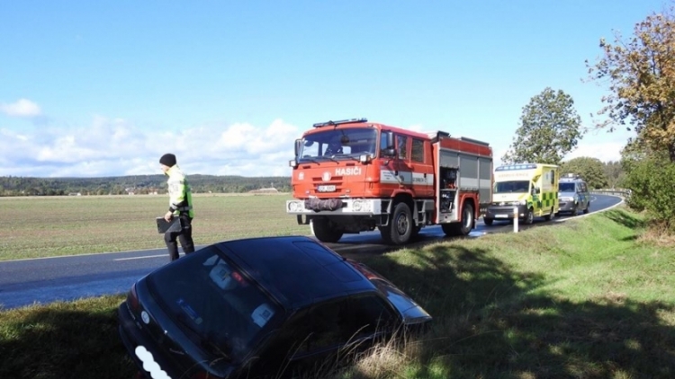 Aktuálně: Dodávka se střetla s Peugeotem, na místě zasahují hasiči a zdravotníci